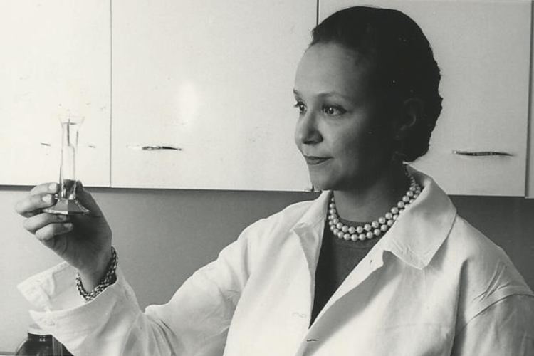 Dr. Jane Cooke Wright leading cancer research. Photo credit: The Cancer History Project 