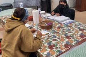 Photo by Eduardo E. Giolitti. Two women at a table