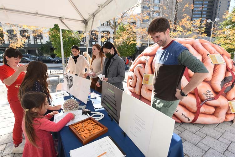 The Neurocognition of Language Lab runs an activitiy at Manhattanville Community Day. 