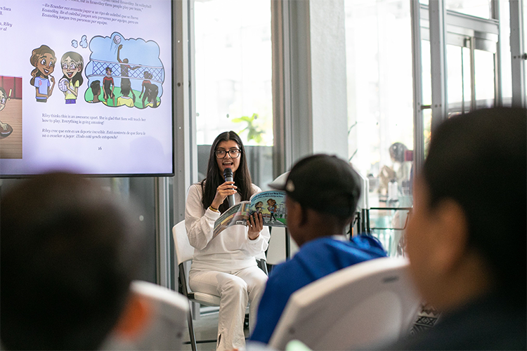 Daniela Palacios, a Columbia University student, presents a bilingual reading as part of Para KIDS!, a media company she founded that is dedicated to motivating all children to become or remain bilingual. Photo by David Dini. Para KIDS! Reading