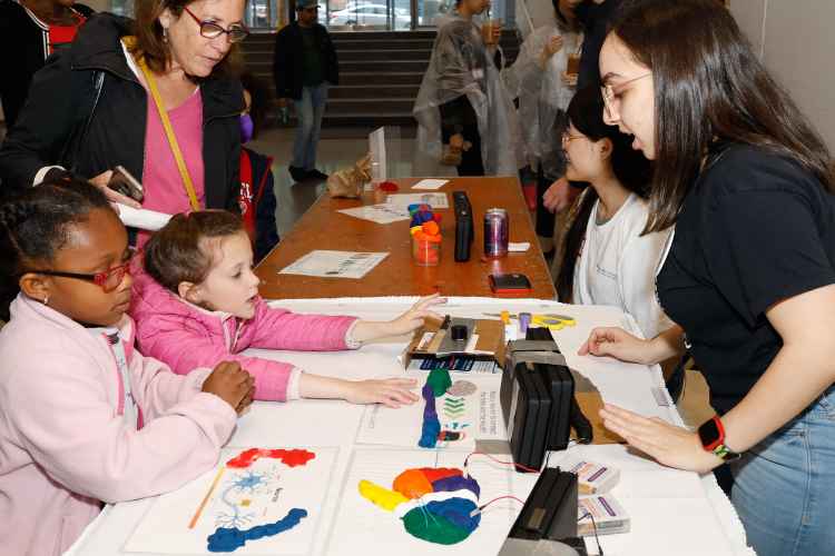 Young attendees learn about the inner workings of the brain through activities hosted by the Zuckerman Institute. Photo credit: April Renae
