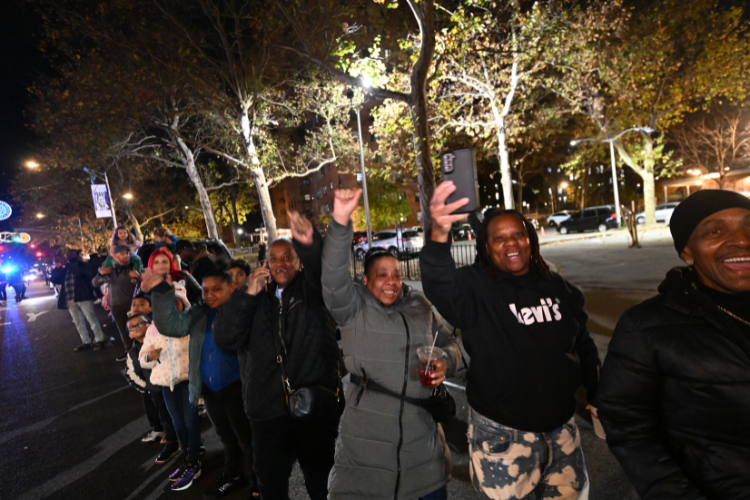 Cheerful neighbors along the Harlem Holiday Lights Parade route. Photo credit: Eileen Barroso Cheerful neighbors along the Harlem Holiday Lights Parade route. Photo credit: Eileen Barroso