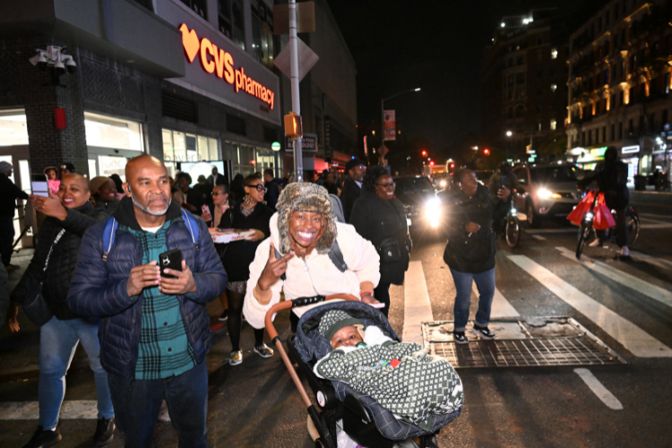 Attendees enjoying the Harlem Holiday Lights Parade. Photo credit: Eileen Barroso Attendees enjoying the Harlem Holiday Lights Parade. Photo credit: Eileen Barroso