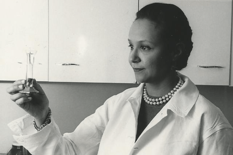Dr. Jane Cooke Wright leading cancer research. Photo credit: The Cancer History Project Dr. Jane Cooke Wright leading cancer research. Photo credit: The Cancer History Project