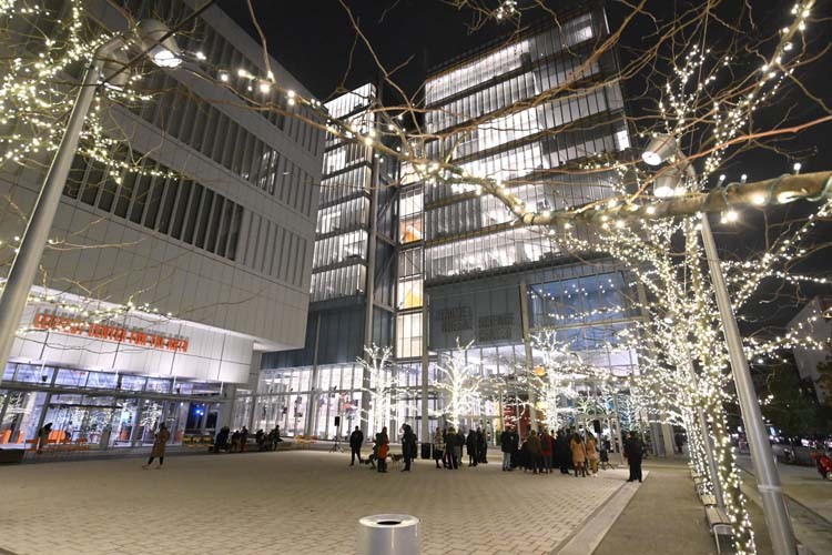 Twinkle lights drew in a small crowd to the plaza on the Manhattanville campus on Nov. 15. Photo by Eileen Barroso. A crowd gathers in front of the Jerome L. Greene Science Center.