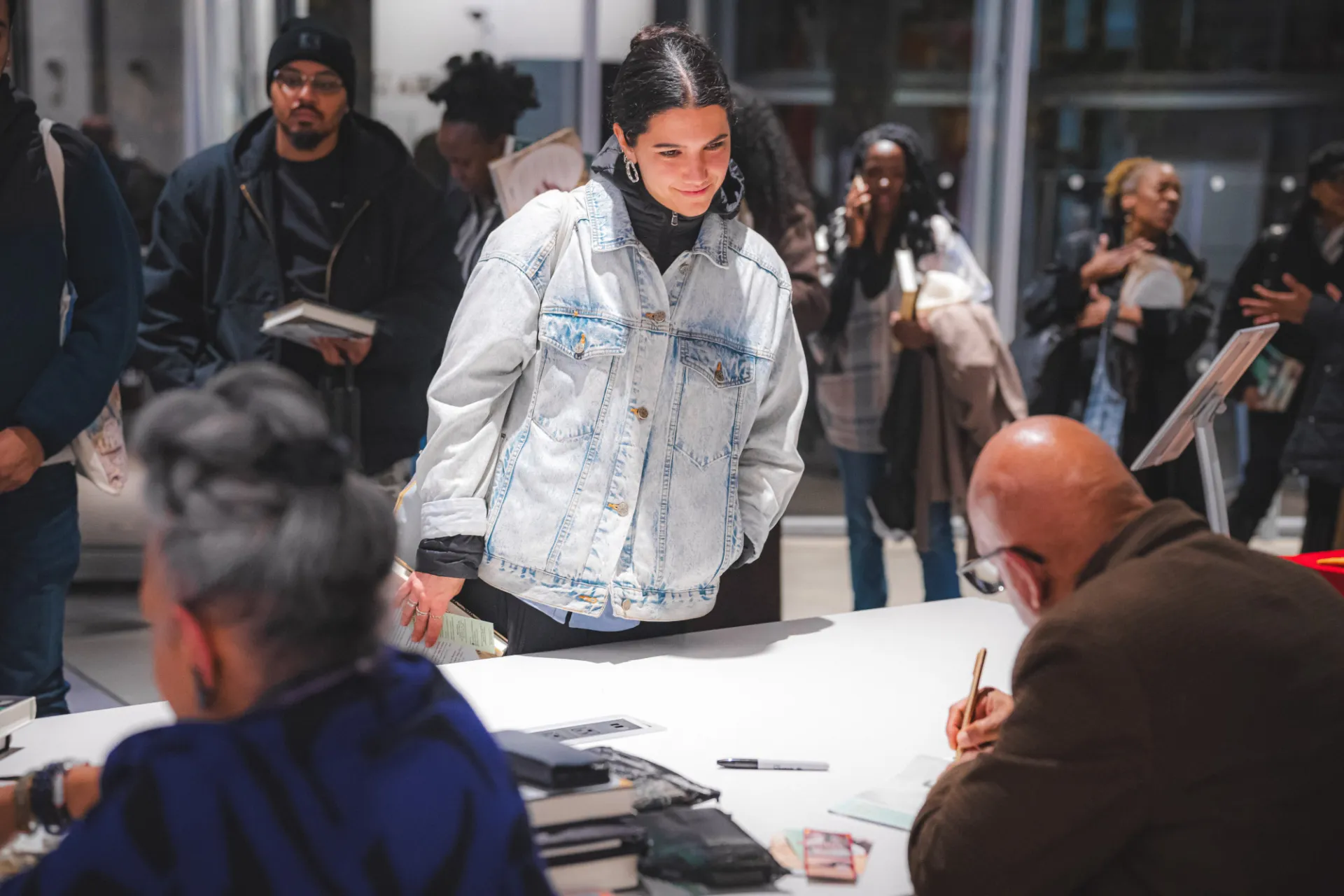 A group of attendees waiting to have their books signed by A'Lelia Bundles and Eric K. Washington. Photo by: Brandon Vallejo