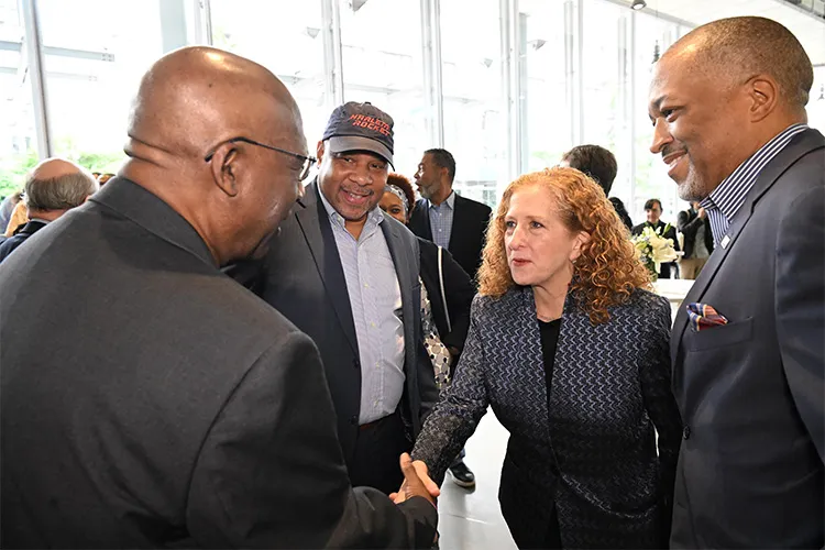 Jennifer L. Mnookin shakes hands with 