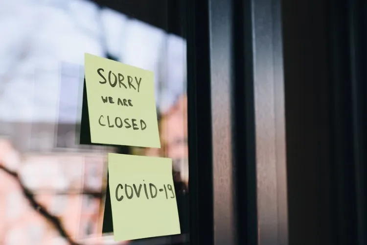 Glass door - we are closed - covid-19